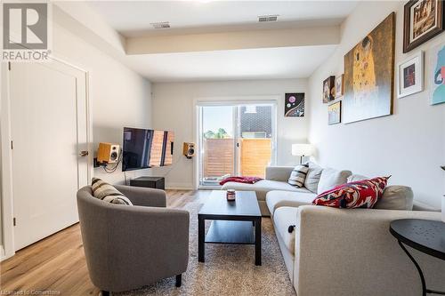 16 Raspberry Lane, Mount Hope, ON - Indoor Photo Showing Living Room