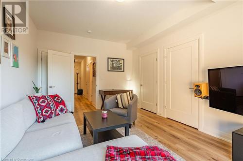 16 Raspberry Lane, Mount Hope, ON - Indoor Photo Showing Living Room