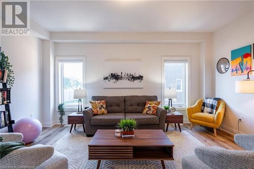 16 Raspberry Lane, Mount Hope, ON - Indoor Photo Showing Living Room