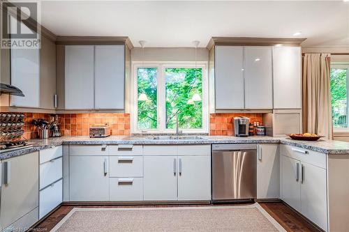 1 Hillcrest Court, Hamilton, ON - Indoor Photo Showing Kitchen