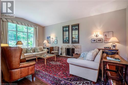 1 Hillcrest Court, Hamilton, ON - Indoor Photo Showing Living Room