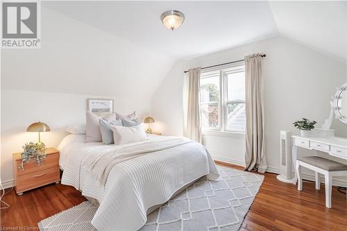 344 East 12Th Street, Hamilton, ON - Indoor Photo Showing Bedroom