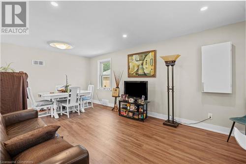 17 Prestwick Avenue, St. Catharines, ON - Indoor Photo Showing Living Room