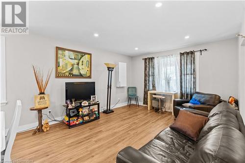 17 Prestwick Avenue, St. Catharines, ON - Indoor Photo Showing Living Room