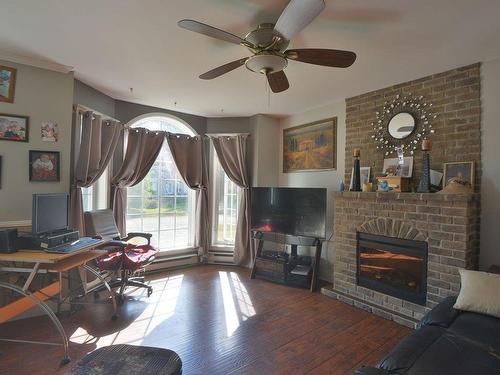 Living room - 174 Rue Du Châtelet, Saint-Colomban, QC - Indoor Photo Showing Living Room With Fireplace