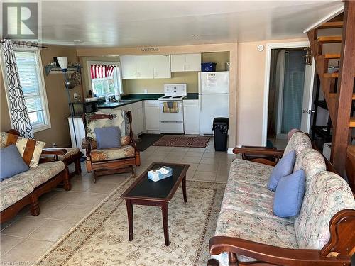 12289 Lakeshore Road, Wainfleet, ON - Indoor Photo Showing Living Room