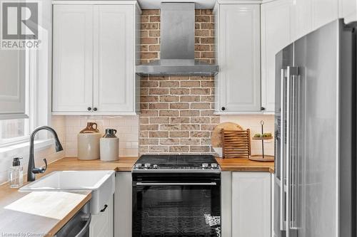 132 Weir Street N, Hamilton, ON - Indoor Photo Showing Kitchen