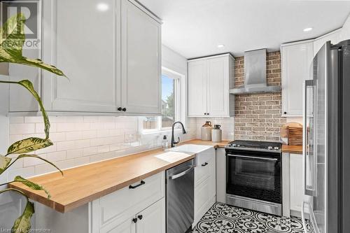 132 Weir Street N, Hamilton, ON - Indoor Photo Showing Kitchen