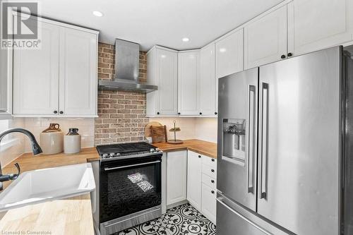 132 Weir Street N, Hamilton, ON - Indoor Photo Showing Kitchen