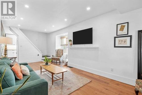 132 Weir Street N, Hamilton, ON - Indoor Photo Showing Living Room