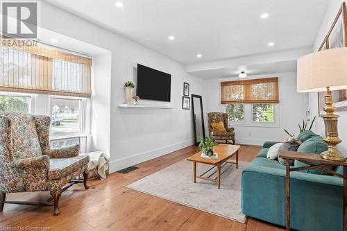 132 Weir Street N, Hamilton, ON - Indoor Photo Showing Living Room