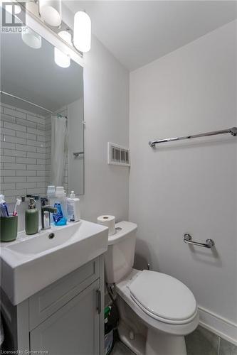 1 East 35Th Street Unit# 7, Hamilton, ON - Indoor Photo Showing Bathroom