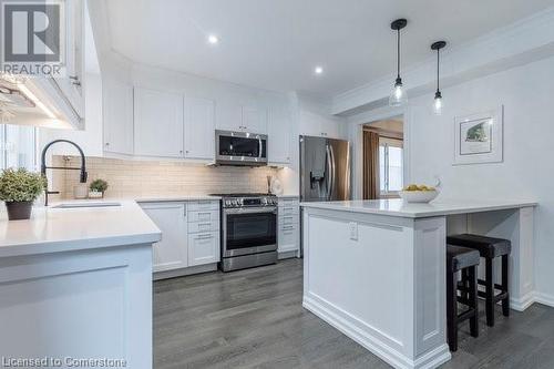 203 Bluebell Crescent, Ancaster, ON - Indoor Photo Showing Kitchen With Upgraded Kitchen