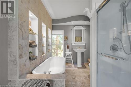 420 Ridge Road, Hamilton, ON - Indoor Photo Showing Bathroom