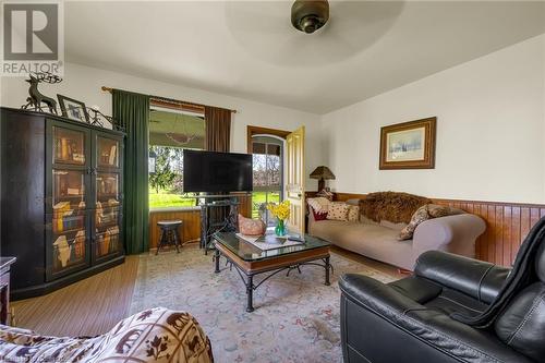 420 Ridge Road, Hamilton, ON - Indoor Photo Showing Living Room