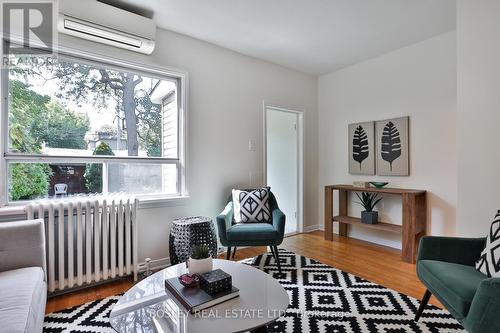 40 Borden Street, Toronto (University), ON - Indoor Photo Showing Living Room