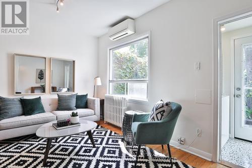 40 Borden Street, Toronto, ON - Indoor Photo Showing Living Room