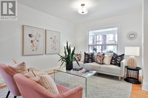 40 Borden Street, Toronto (University), ON - Indoor Photo Showing Living Room