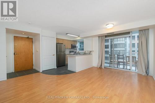 601 - 30 Hayden Street, Toronto, ON - Indoor Photo Showing Kitchen