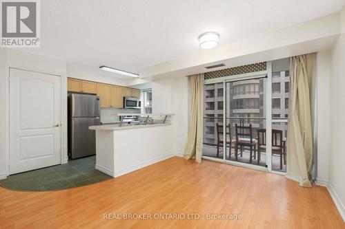 601 - 30 Hayden Street, Toronto, ON - Indoor Photo Showing Kitchen