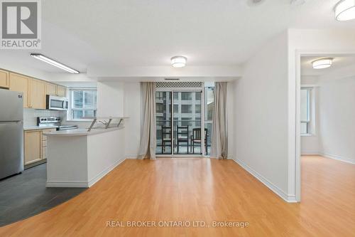 601 - 30 Hayden Street, Toronto, ON - Indoor Photo Showing Kitchen