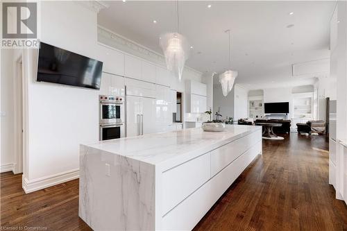 4410 Lakeshore Road, Burlington, ON - Indoor Photo Showing Kitchen With Upgraded Kitchen