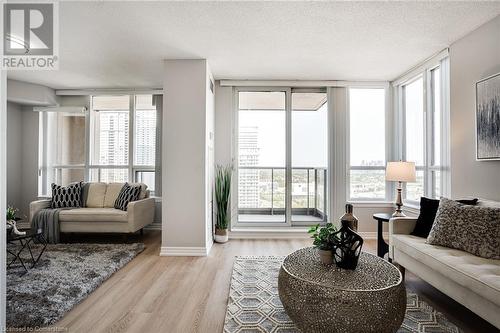 4090 Living Arts Drive Unit# 2308, Mississauga, ON - Indoor Photo Showing Living Room