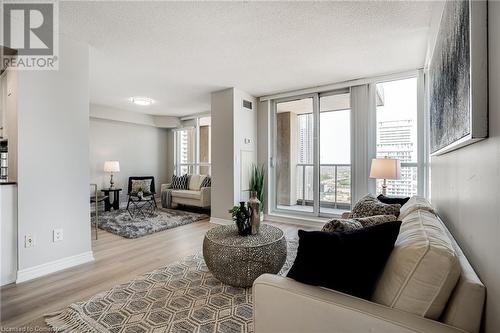 4090 Living Arts Drive Unit# 2308, Mississauga, ON - Indoor Photo Showing Living Room