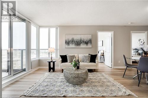 4090 Living Arts Drive Unit# 2308, Mississauga, ON - Indoor Photo Showing Living Room