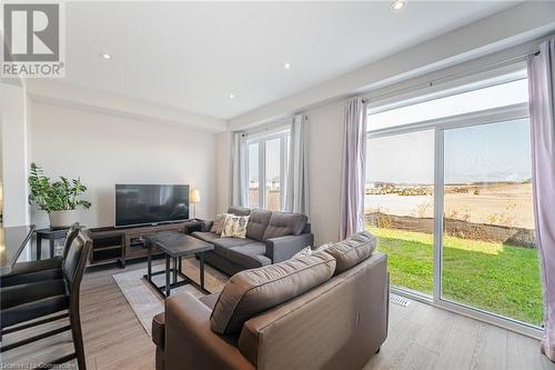 39 Bayonne Drive, Stoney Creek, ON - Indoor Photo Showing Living Room