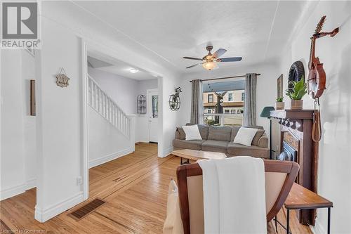 10 Roxborough Avenue, Hamilton, ON - Indoor Photo Showing Living Room