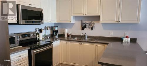 82 Charleswood Crescent, Hamilton, ON - Indoor Photo Showing Kitchen With Double Sink