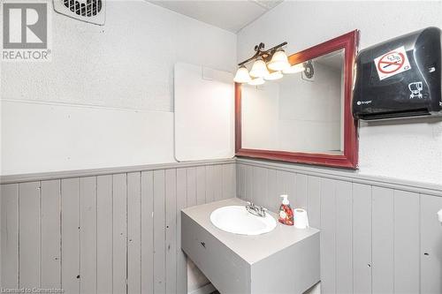 409 Colborne Street, Brantford, ON - Indoor Photo Showing Bathroom