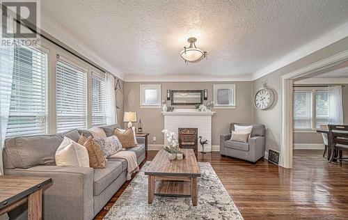 112 Adelaide Avenue W, Oshawa (O'Neill), ON - Indoor Photo Showing Living Room