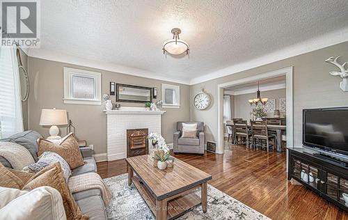 112 Adelaide Avenue W, Oshawa (O'Neill), ON - Indoor Photo Showing Living Room