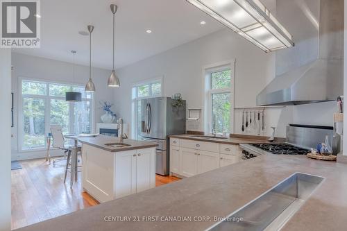 14 Gibbons Place, London, ON - Indoor Photo Showing Kitchen