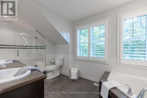 14 Gibbons Place, London, ON - Indoor Photo Showing Bathroom