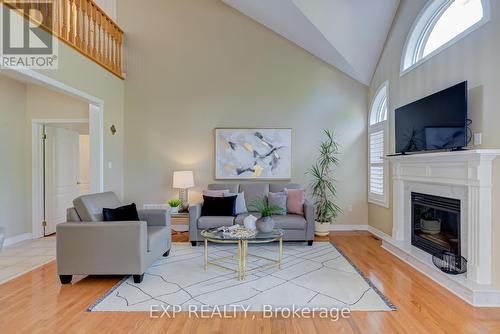 172 Jefferson Forest Drive, Richmond Hill (Jefferson), ON - Indoor Photo Showing Living Room With Fireplace