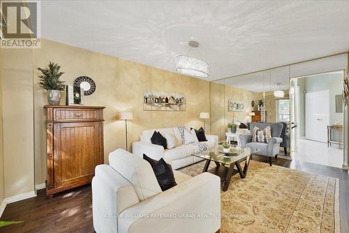 31 Glen Crescent, Vaughan (Uplands), ON - Indoor Photo Showing Living Room