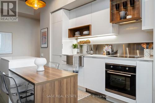 813 - 383 Sorauren Avenue, Toronto, ON - Indoor Photo Showing Kitchen