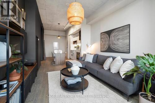 813 - 383 Sorauren Avenue, Toronto (Roncesvalles), ON - Indoor Photo Showing Living Room