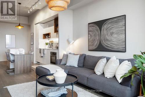 813 - 383 Sorauren Avenue, Toronto (Roncesvalles), ON - Indoor Photo Showing Living Room