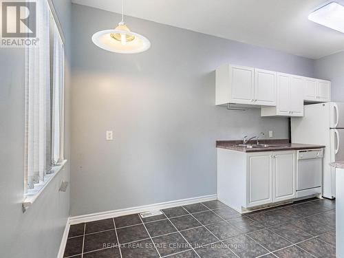 1 Brambrook Way, Brampton, ON - Indoor Photo Showing Kitchen