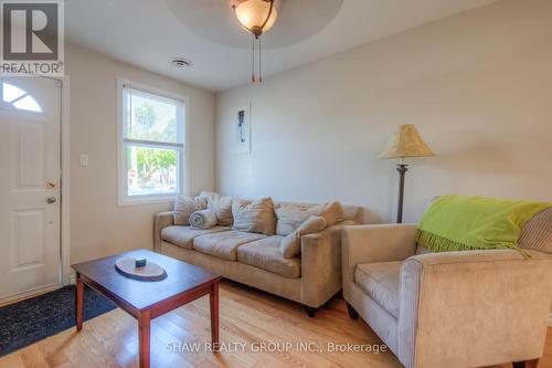 1904 Main Street E, Hamilton, ON - Indoor Photo Showing Living Room