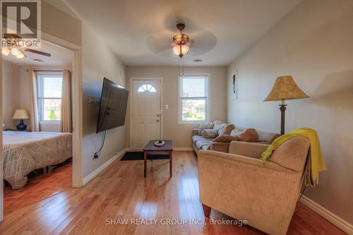 1904 Main Street E, Hamilton, ON - Indoor Photo Showing Bedroom