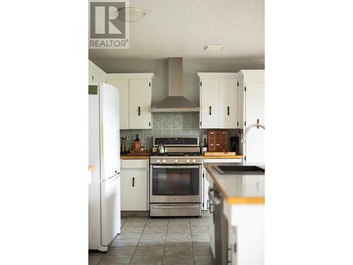 10108 Venables Drive, Coldstream, BC - Indoor Photo Showing Kitchen