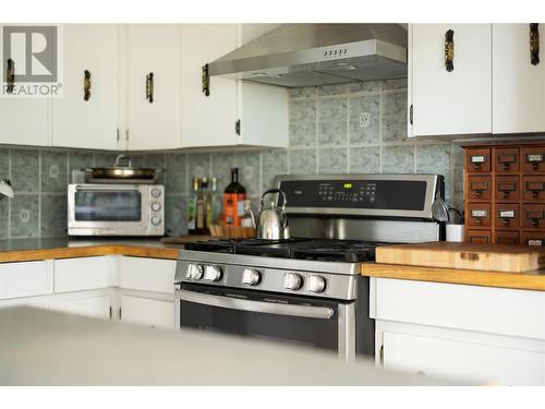 10108 Venables Drive, Coldstream, BC - Indoor Photo Showing Kitchen