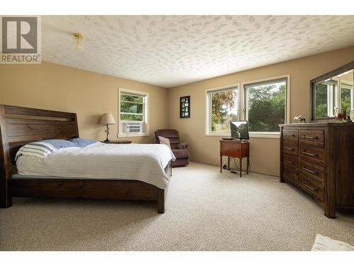 10108 Venables Drive, Coldstream, BC - Indoor Photo Showing Bedroom