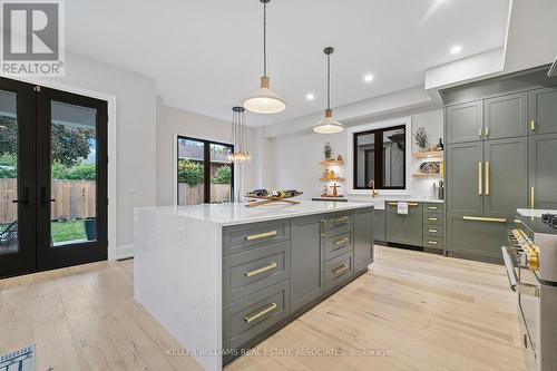 6206 Lucia Drive, Niagara Falls, ON - Indoor Photo Showing Kitchen With Upgraded Kitchen