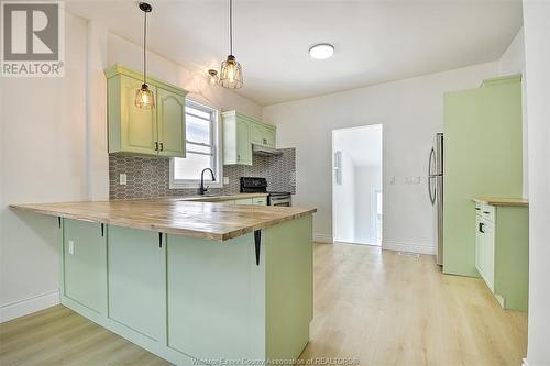 886 Lincoln, Windsor, ON - Indoor Photo Showing Kitchen